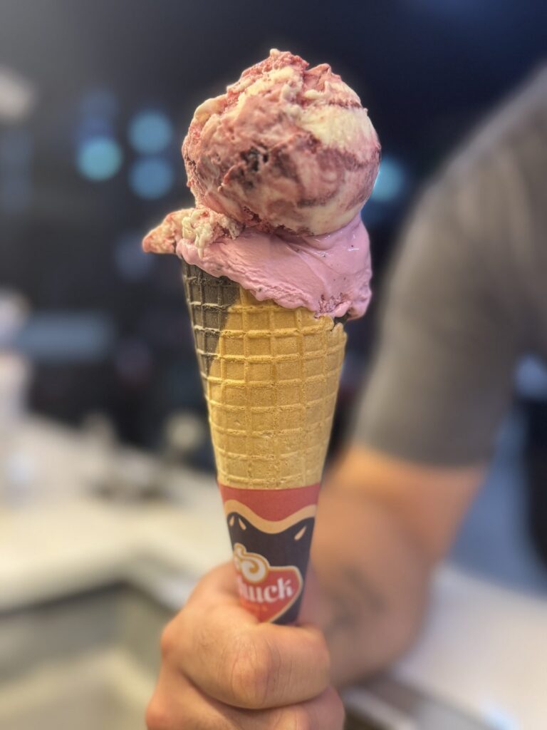 Cascão artesanal com duas bolas de gelato