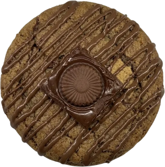 Cookie artesanal de chocolate com cobertura e bombom.