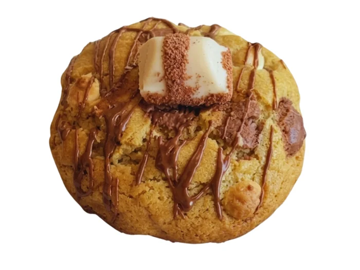 Cookie artesanal com chocolate e cobertura.