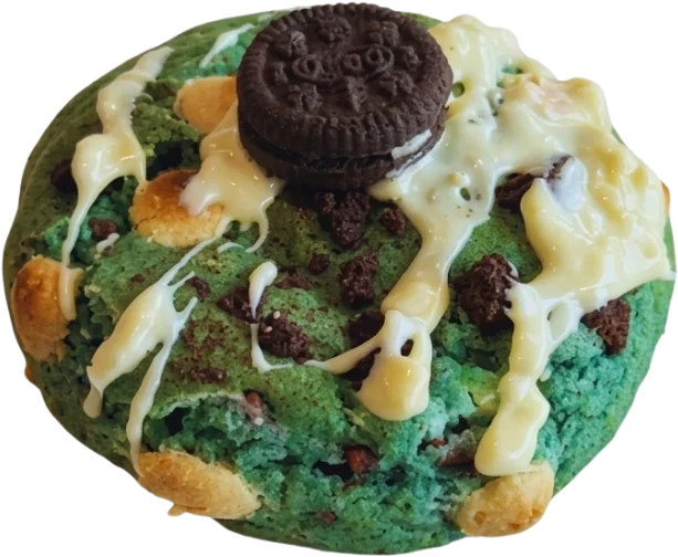 Cookie artesanal verde com cobertura branca e biscoito de chocolate.