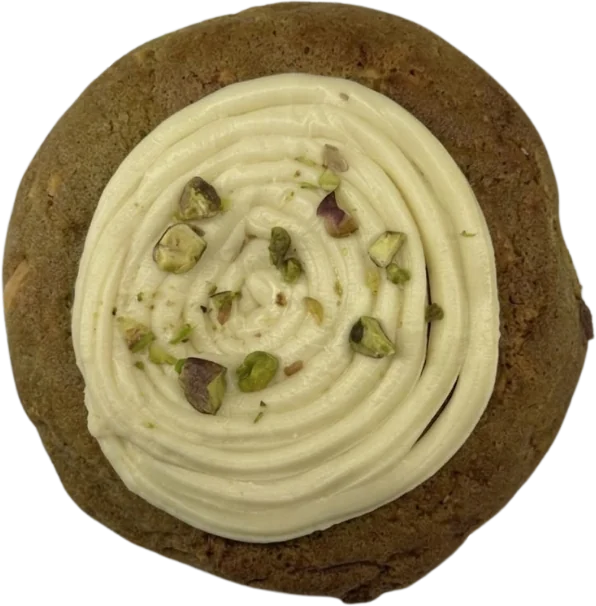 Cookie de pistache com cobertura cremosa e pistaches.
