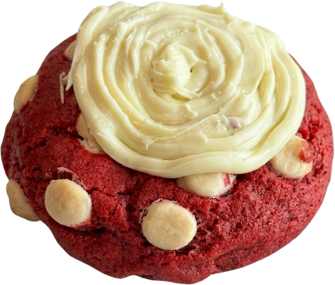 Cookie artesanal red velvet com cobertura cremosa.
