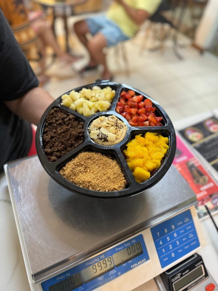 Copo de açaí com complementos da Schuck