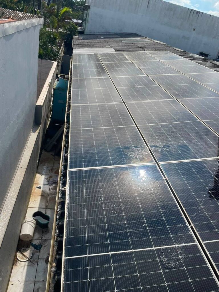 Fileiras de placas solares sobre a fábrica