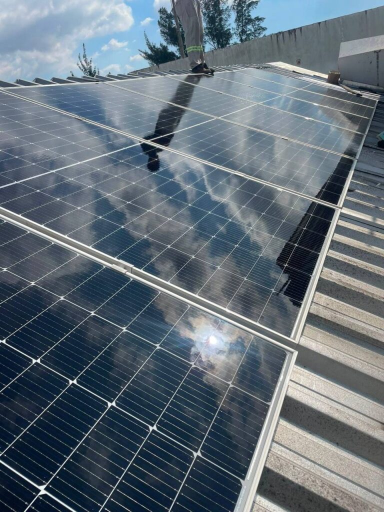 Instalação das placas solares da Schuck