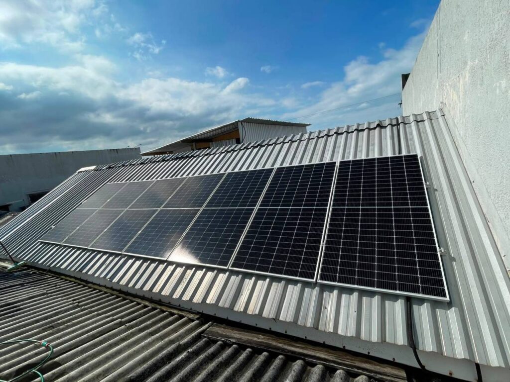 Placas solares no telhado da fábrica da Schuck em Xangri-Lá